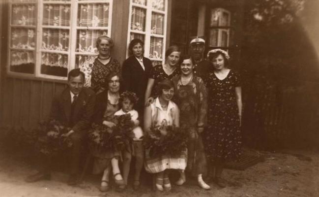 Anna Brigadere ar draugiem. Sprīdīši, 20. gs. 20. gadi.