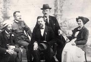 Pirmajā rindā no kreisās: Jānis Akuraters, Kārlis Skalbe, Lizete Skalbe. Otrajā rindā: Jānis Lapiņš un Pauls Dāle. Ap 1910. gadu.