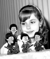Rotaļlietu gadatirgū tiek prezentētas grupas The Beatles lelles. ASV, 1964. gads.
