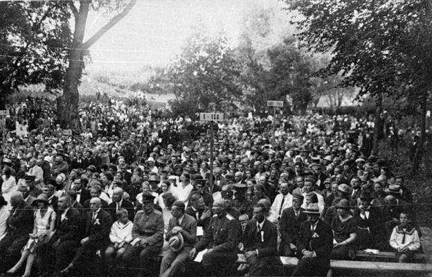 Skatītāji Pirmo Dziesmu svētku 60 gadu jubilejas Dziesmu svētku koncertā Dikļu pils Mācītājmuižas parkā. 13.07.1924.