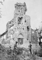 Franču karavīri pie baznīcas drupām, 12.07.1916. Frizē.