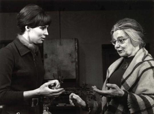No kreisās: Ausma Kantāne Andras Mārdegas lomā un Irma Laiva Mātes lomā Ventas Vīgantes lugas “Parastais 1 x 1” iestudējumā. Dailes teātris, Rīga, 1972. gads.