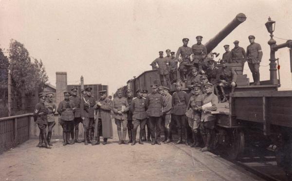 Latvijas un Igaunijas armijas virsnieki pie igauņu bruņuvilciena Cēsīs. 1919. gads.