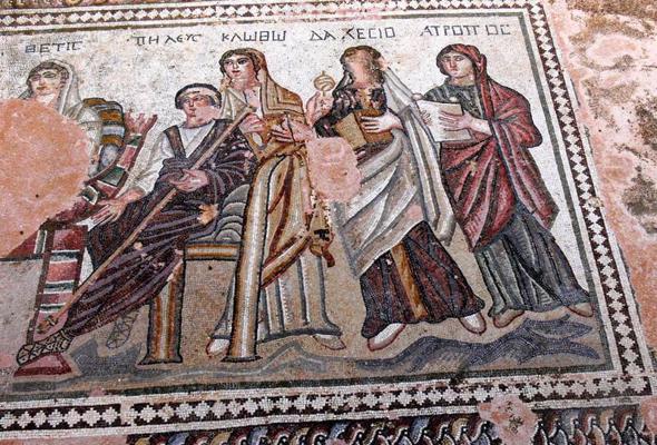 Mozaīka, kurā attēlots Ahilleja tēvs karalis Pelejs un trīs moiras – Kloto, Lahese un Atropa. Pafas Arheoloģiskais parks, Kipra, 2011. gads.