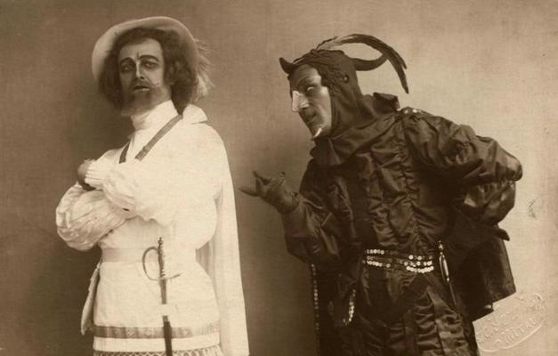 Jānis Kļava Fausta lomā un Jēkabs Zaķis Mefistofeļa lomā Johana Volfganga Gētes traģēdijas "Fausts" iestudējumā. Jelgavas Latviešu biedrības teātris, Jelgava, 1923. gads.