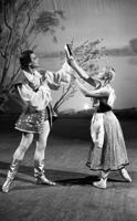 Sergeja Prokofjeva baleta "Pelnrušķīte" iestudējums. No kreisās: Aleksandrs Lembergs prinča lomā un Ināra Gintere Pelnrušķītes lomā. Latvijas PSR Valsts operas un baleta teātris, 1953. gads.
