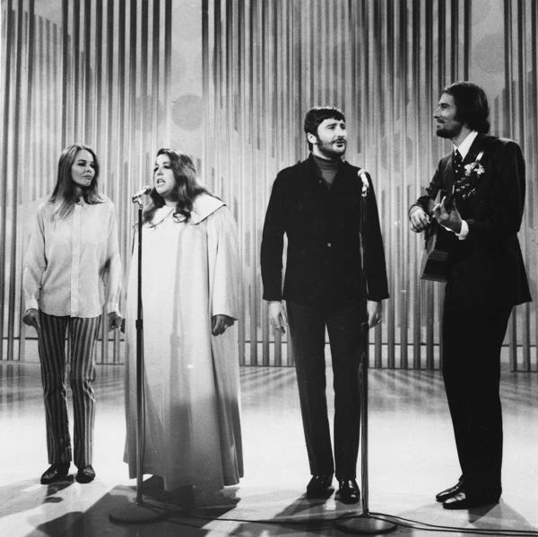 The Mamas and the Papas Eda Salivana (Ed Sullivan) šovā. No kreisās: Mišela Filipsa, Kesa Eliota, Denijs Dohertijs un Džons Filipss. 14.07.1968.