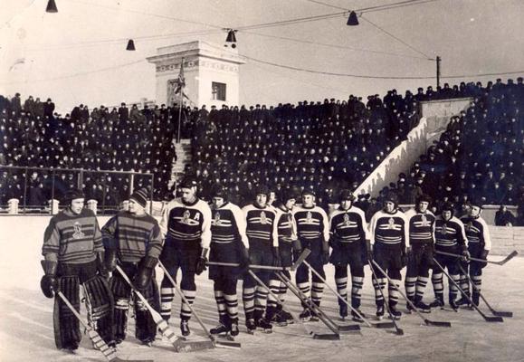 Hokeja komanda “Daugava” stadionā “Daugava”. Rīga, 1954.–1955. gads.