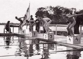 Peldēšanas sacensības Brīvprātīgo arodbiedrību sporta biedrības "Daugava" peldētavā Āgenskalna līcī, Daugavā, Rīgā. 1947. gads.
