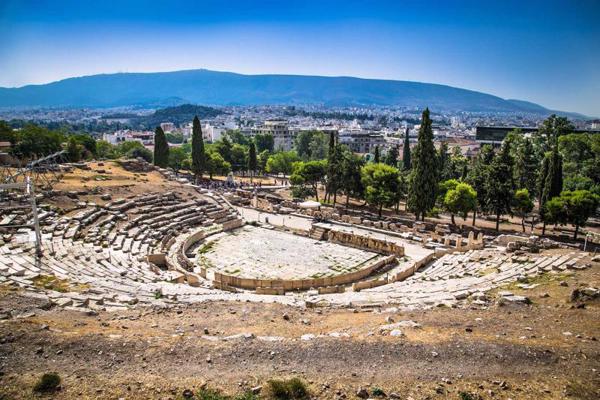 Skats uz Dionīsa teātri un templi Akropoles pakājē Atēnās, Grieķijā. 25.09.2018.