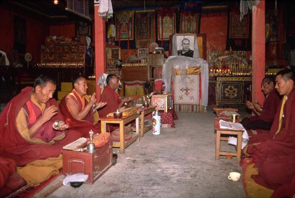 Lamas svin Budas dzimšanas dienu Rudokas klosterī Ladakā, Indijā. 1991. gads.