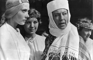 No kreisās: Zane (Astrīda Kairiša), Anda (Elita Krastiņa), māte (Elza Radziņa) filmā "Pūt, vējiņi!". 1973. gads.