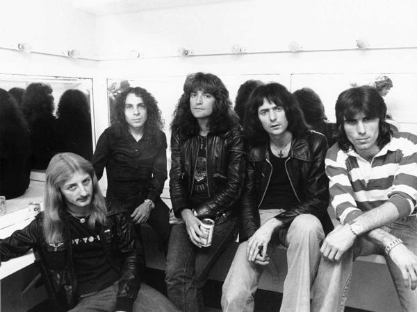Grupa Rainbow. No kreisās: Deivids Stouns, Ronijs Džeimss Dio, Bobs Deizlijs, Ričijs Blekmors, Kozijs Pauels. 1978. gads.