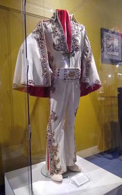 Elvisa Preslija skatuves tērps Greislendas muzeja ekspozīcijā, 11.2018.