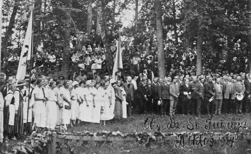 Pirmo Dziesmu svētku 60 gadu jubilejas Dziesmu svētku koncerts Dikļu pils Mācītājmuižas parkā. 13.07.1924.