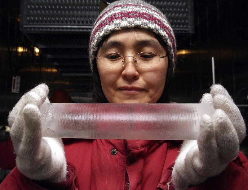 Japānas Antarktīdas izpētes komandas izurbtais miljonu gadu vecais ledus serdenis, kas tiek uzskatīts par pasaulē vecāko ledus paraugu kāds jebkad ir iegūts. Nacionālais polāro pētījumu institūts (国立極地研究所), Tokija, Japāna, 19.04.2006.
