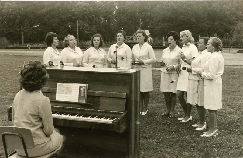 Elga Igenberga (pie klavierēm) un sieviešu vokālais ansamblis Meža darbinieku dienas koncertā. Koknese, 1972. gads.