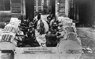 Spartakieši bruņotā konflikta laikā barikādēs Berlīnes ielās. 01.1919.