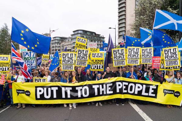 Tūkstošiem protestētāju ar plakātiem piedalās gājienā “Put It To The People”, aicinot uz publisku balsojumu par valdības galīgo Brexit vienošanos. Londona, 23.03.2019.
