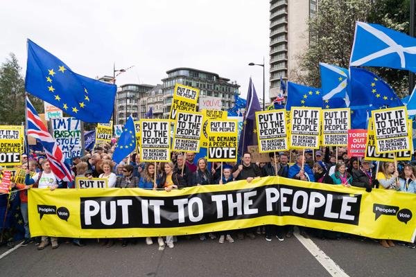 Tūkstošiem protestētāju ar plakātiem piedalās gājienā "Put It To The People", aicinot uz publisku balsojumu par valdības galīgo Brexit vienošanos. Londona, 23.03.2019.
