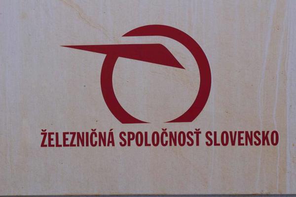 Slovākijas dzelzceļa simbols ar tekstu slovāku valodā "Slovākijas dzelzceļa uzņēmums". Slovākija, 19.11.2019.