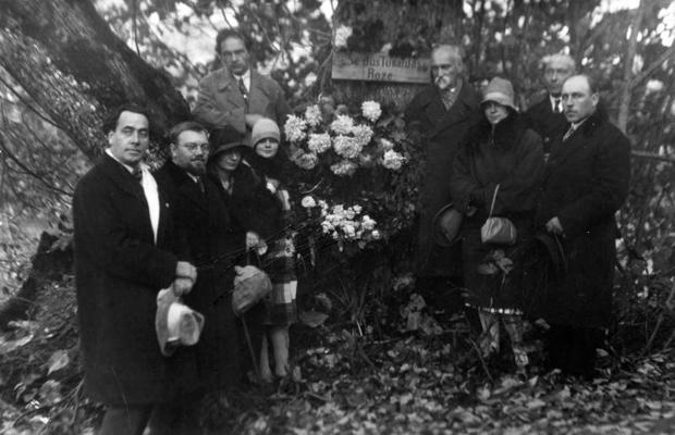 Latvijas kultūras darbinieki pie Turaidas Rozes kapa Siguldā. 1925. gads.