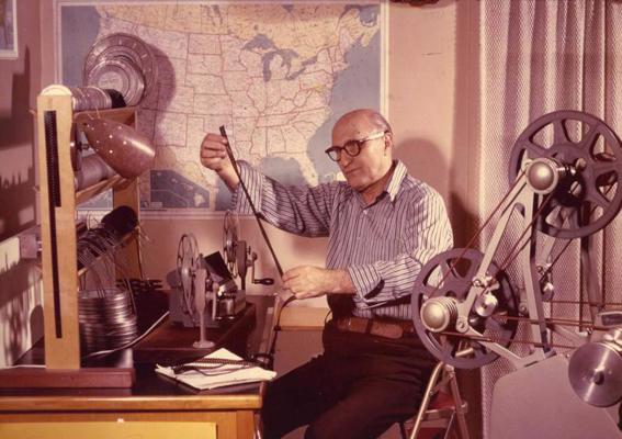 Vilis Lapenieks pie filmu montāžas galda, montējot filmu "Tauta tuvumā – tauta tālumā". ASV, 20. gs. 70. gadu sākums.