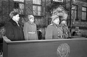 Baltijas Kara apgabala pavēlnieks Josifs Gusakovskis (centrā) uzstājas Padomju armijas karaspēka daļā.