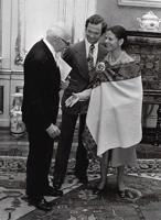 Oskars Sakārnis pasniedz Nīcas villaini kā kāzu dāvanu topošajai karalienei Silvijai Somerlātei (Silvia Renate Sommerlath) un Zviedrijas karalim Kārlim XVI Gustavam (Carl XVI Gustaf) dažas dienas pirms viņu kāzām. Zviedrija, 15.06.1976.