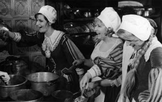 No labās: Rūta (Lolita Cauka), Lēne (Baiba Indriksone), Anna (Olga Dreģe) filmā “Vella kalpi Vella dzirnavās”, 1972. gads.