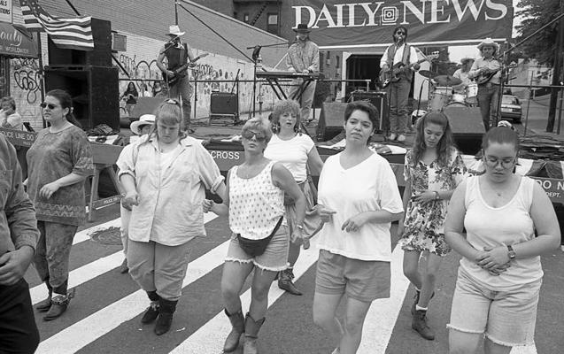 Līnijdejas dejotāji pasākuma laikā Kvīnsas rajonā Ņujorkā. ASV, 02.07.1995.