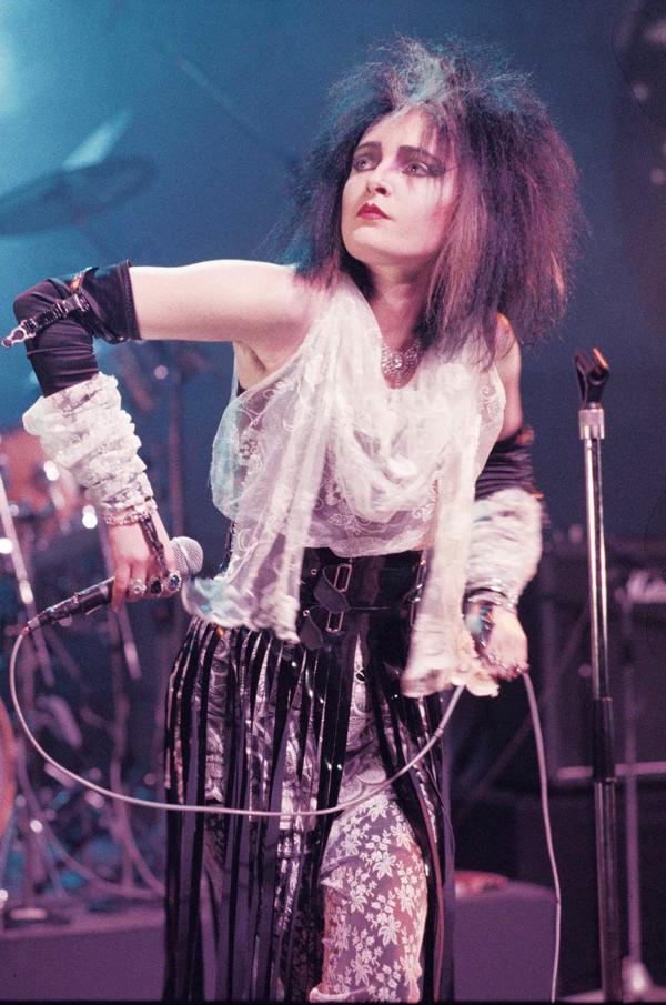 Sūzī Sū no grupas Siouxsie and the Banshees koncertā Londonā, 28.12.1982.
