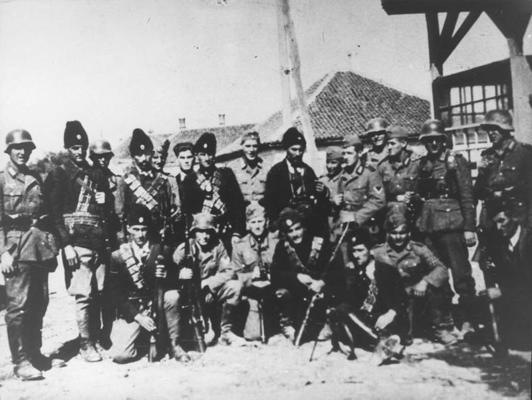 Četniki kopā ar vācu karavīriem kādā no Serbijas ciematiem. 1941.–1945. gads.