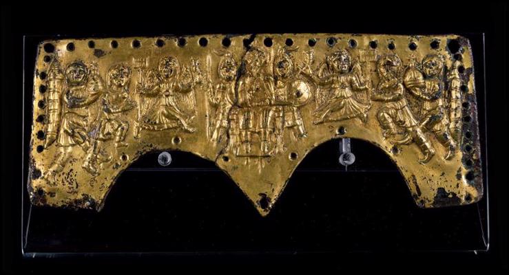 Langobardu karalim Agilulfam (Agilulf, 590-615/616) un viņa karotājiem padevību izrāda iekaroto pilsētu pārstāvji. Bruņucepures rotājuma fragments, apzeltīta bronza. Karalis attēlots triumfējošā pozā kā imperators.