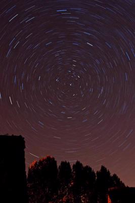 Zvaigžņu riņķojums ap Polārzvaigzni. Ekspozīcija 27 min 28 sec. 15.08.2010.
