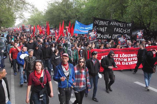 Kreisi radikālās politiskās grupas 1. maija demonstrācijā Berlīnē. 2013. gads.