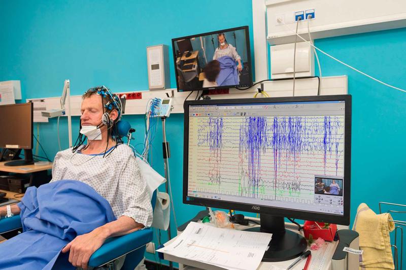 Pacientam tiek veikta elektroencefalogramma, lai izmērītu smadzeņu elektrisko aktivitāti. Epileptoloģijas nodaļa, Nica, Francija, 2018. gads.