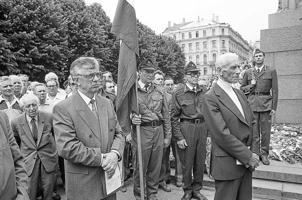 Andrejs Eglītis pie Brīvības pieminekļa. Rīga, 14.06.1992. 