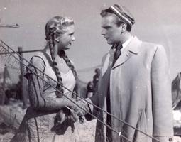 Roberts (Elmārs Ozols) un Zenta (Valda Freimūte) filmā "Zvejnieka dēls". 1957. gads.