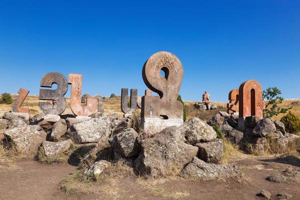 Armēņu alfabēta ansamblis Aragacotnas provincē netālu no Artašavanas. Armēnija, 21.09.2018.