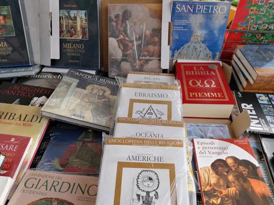 Dažādas lietotas grāmatas itāļu valodā sestdienas tirdziņa stendā. Roma, Itālija, 05.12.2020.