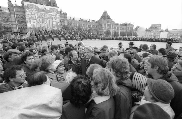 Boriss Jeļcins tiekas ar maskaviešiem Sarkanajā laukumā. Maskava, 1987. gads.