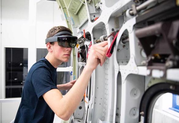 Airbus praktikants izmanto datu brilles HoloLens, kas darbojas ar Airbus izstrādāto lietojumprogrammu Mira Mixed Reality, lai veiktu lidmašīnas apkopi. Hamburga, Vācija, 10.07.2019.