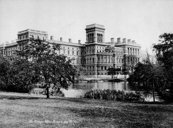 Džordža Gilberta Skota projektētā Ārlietu ministrijas ēka Londonā, ap 1873. gadu.