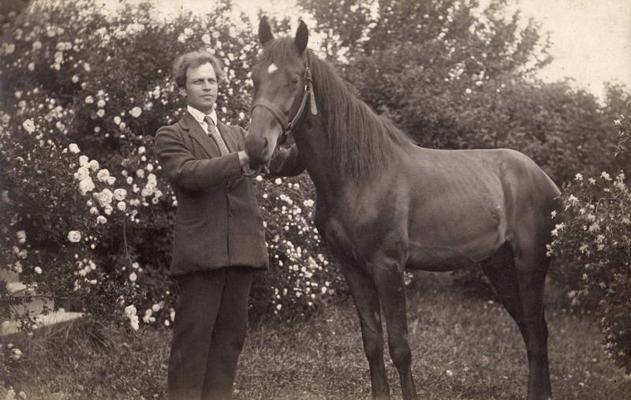 Emīls Mačs tēva mājās "Kalna Dzirkstiņos" Jaunpiebalgā, dārzā ar zirgu. 1920. gada vasara.