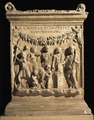 Altāris ar reljefu, kurā attēlota upurēšana laimes dievietei Fortūnai. Romiešu civilizācija.