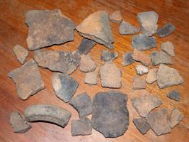 Spriņģu pilskalnā arheoloģiskajos izrakumos atrastās keramikas lauskas. 14.05.2007.