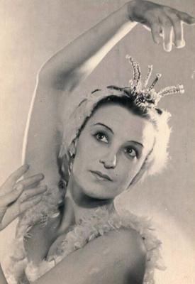 Velta Vilciņa Odetas lomā Pētera Čaikovska baletā "Gulbju ezers". 20. gs. 50. gadi.