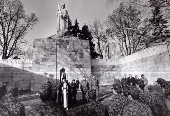 Latvijas Republikas pirmie robežsargi, dodot zvērestu Rīgas Brāļu kapos. 11.11.1991.