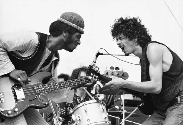 Grupa Santana uzstājas Vudstokas festivālā. No kreisās: Deivids Brauns un Karloss Santana. Ņujorka, 16.08.1969.